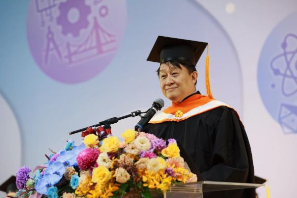 高雄大學第23屆畢業典禮　校長陳啓仁勉畢業生擁抱改變1